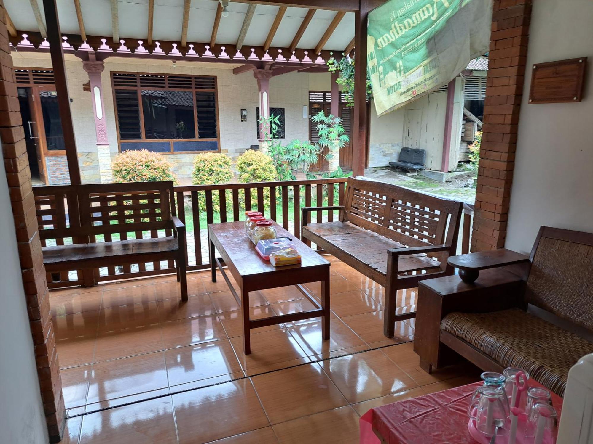 Romadhoni Homestay Magelang Esterno foto